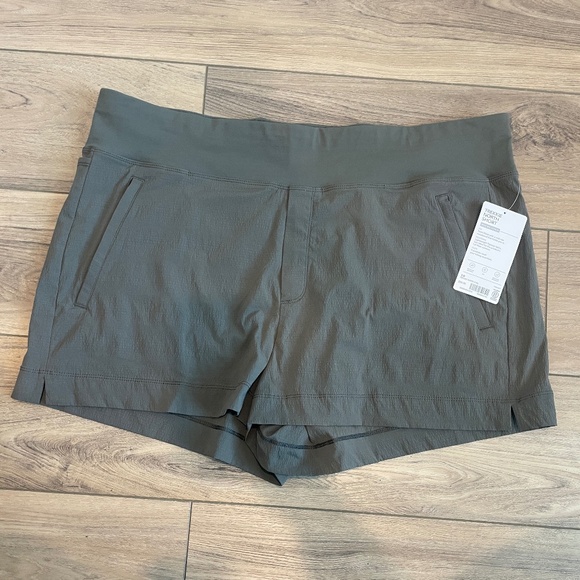 Athleta Olive Green Trekkie North Mid Rise Hiking Athletic Shorts Sz Plus 18 NWT - Picture 1 of 4